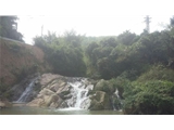 原始自然景色，三面群山环绕，适合生态旅游项目